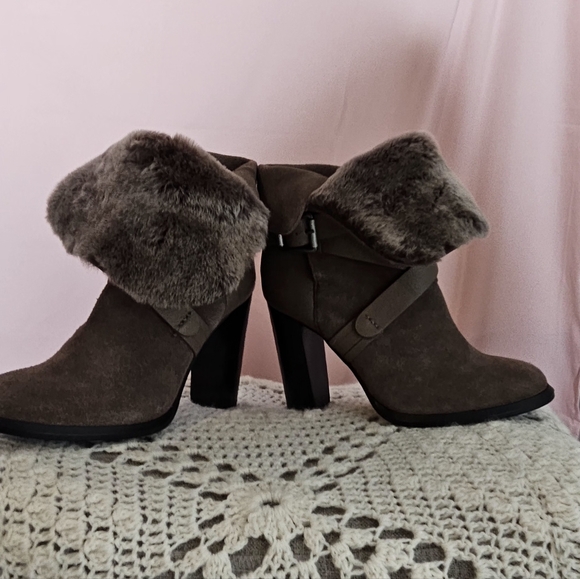 New ! Calvin Klein Taupe Leather and Fur Booties, size 7.5. - Picture 6 of 16